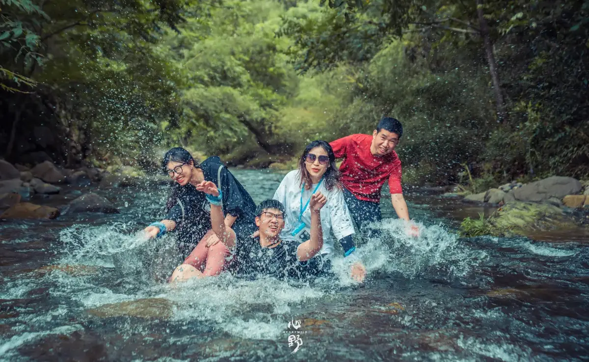 徒步伙伴在溪流中嬉水